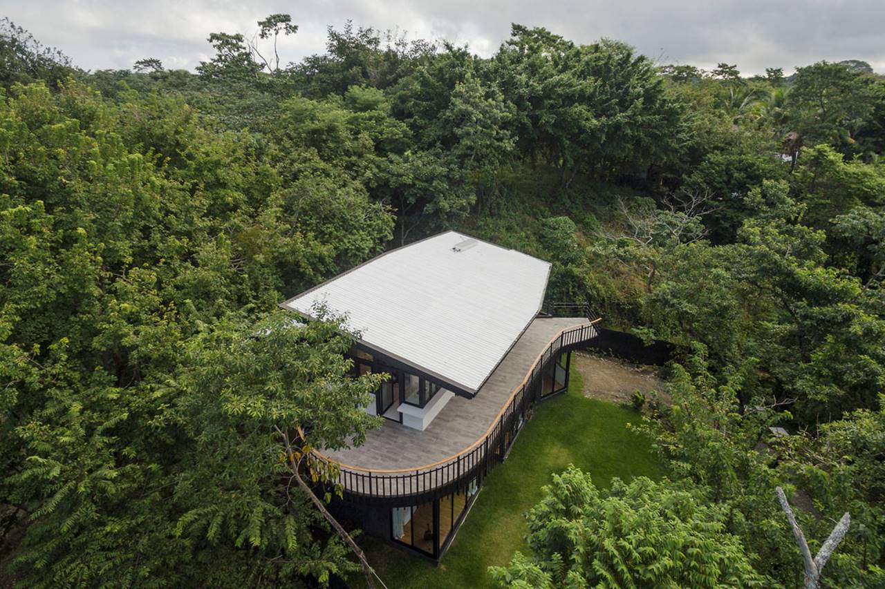 BLACK HOUSE 001