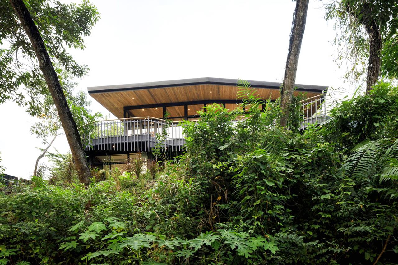BLACK HOUSE 002