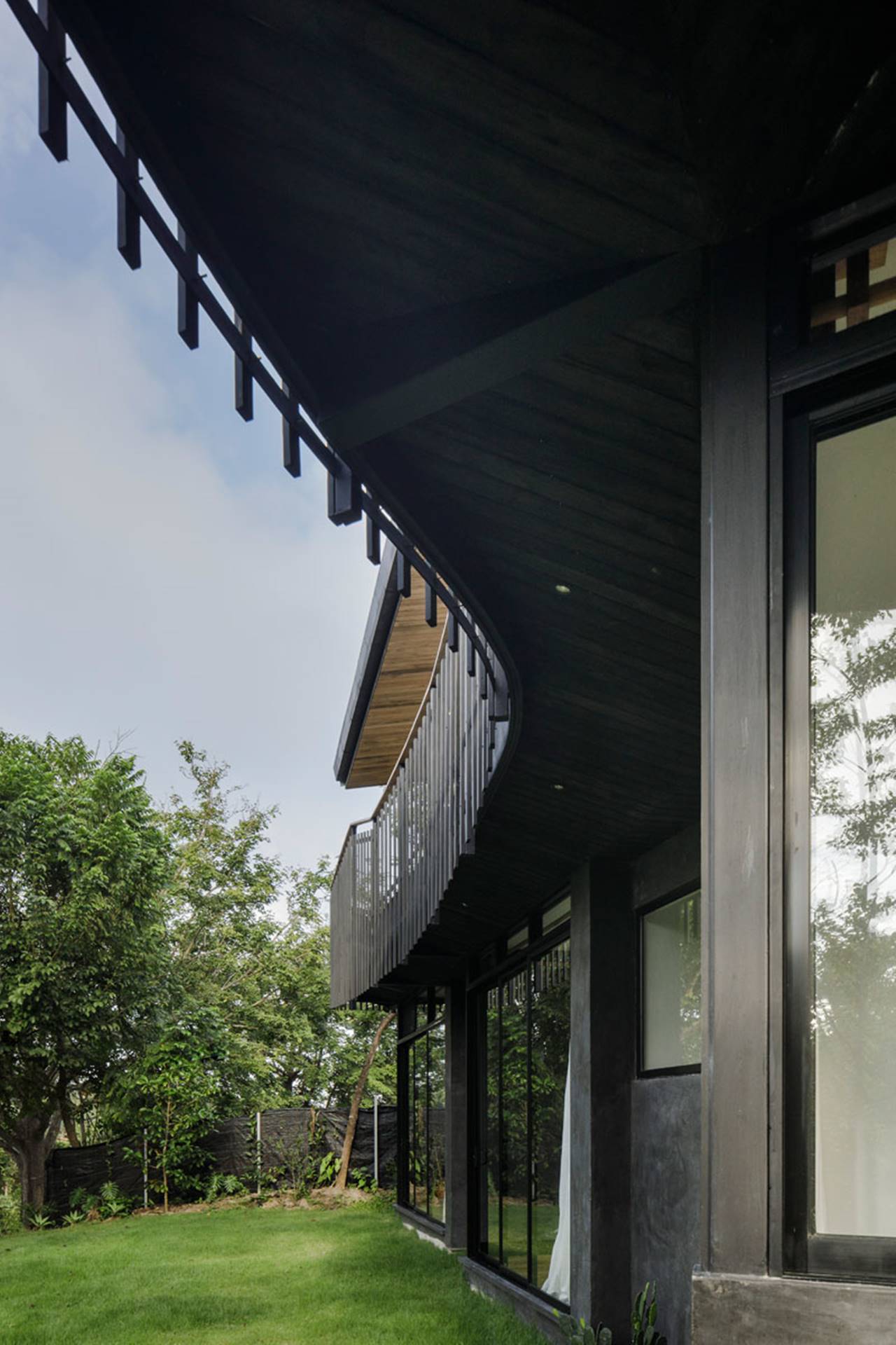 BLACK HOUSE 007