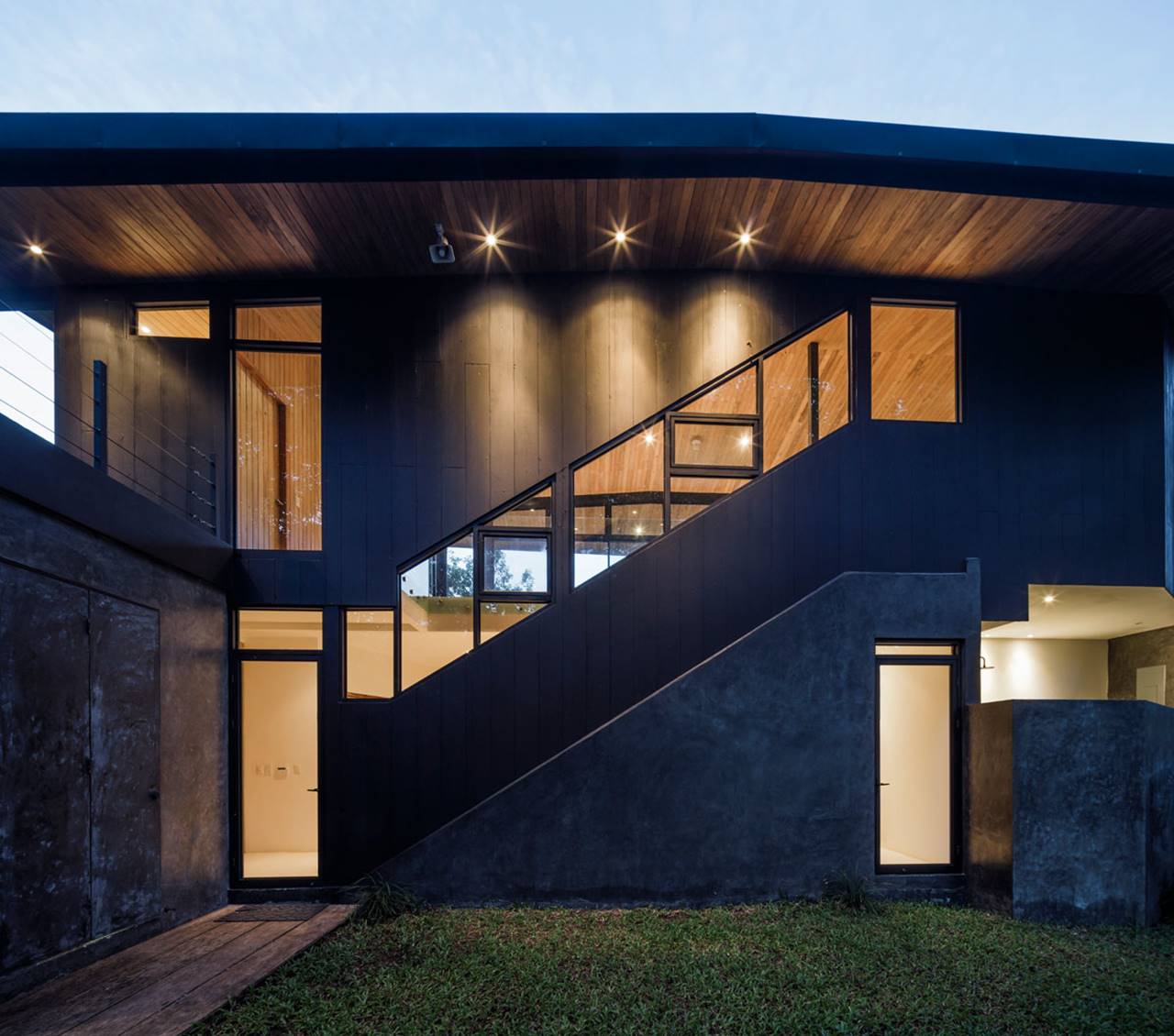 BLACK HOUSE 010