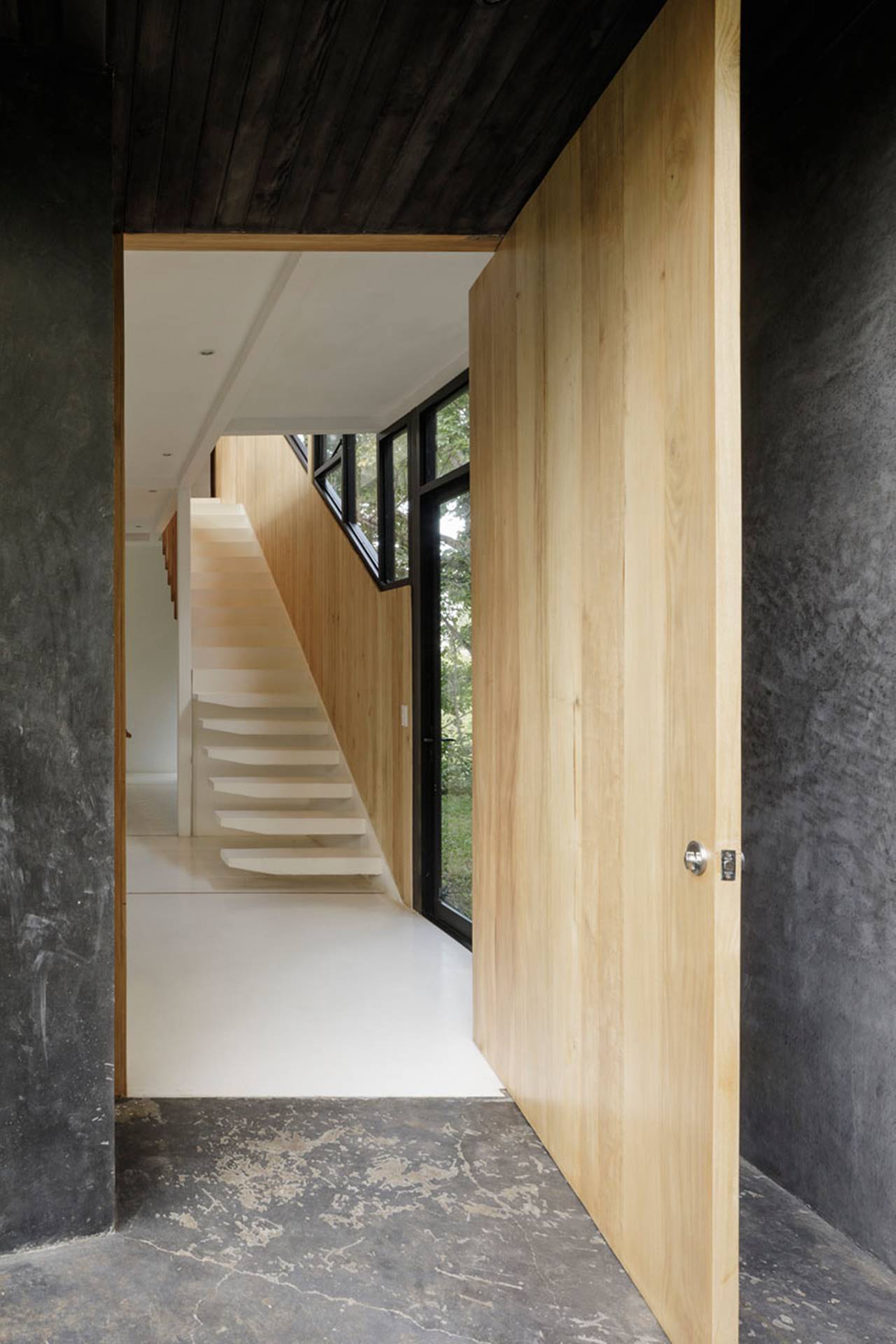 BLACK HOUSE 011