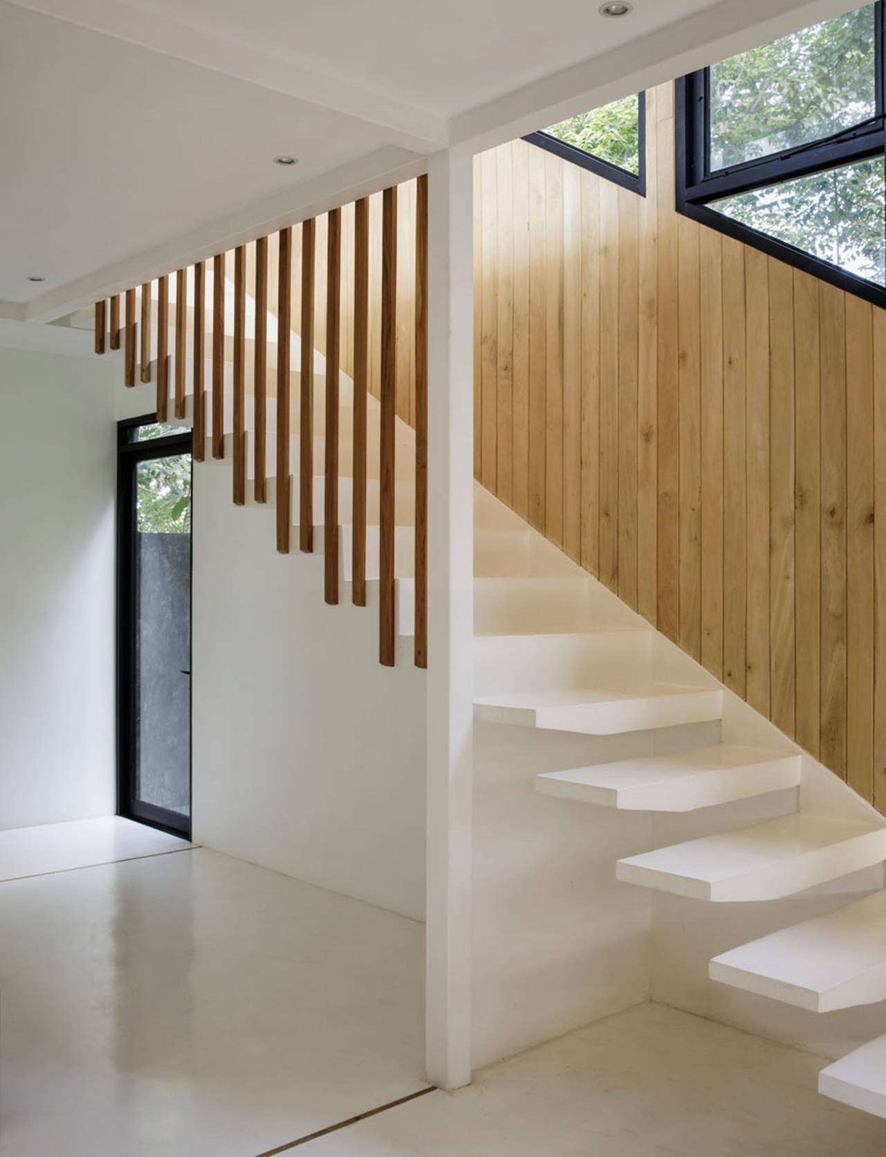 BLACK HOUSE 013
