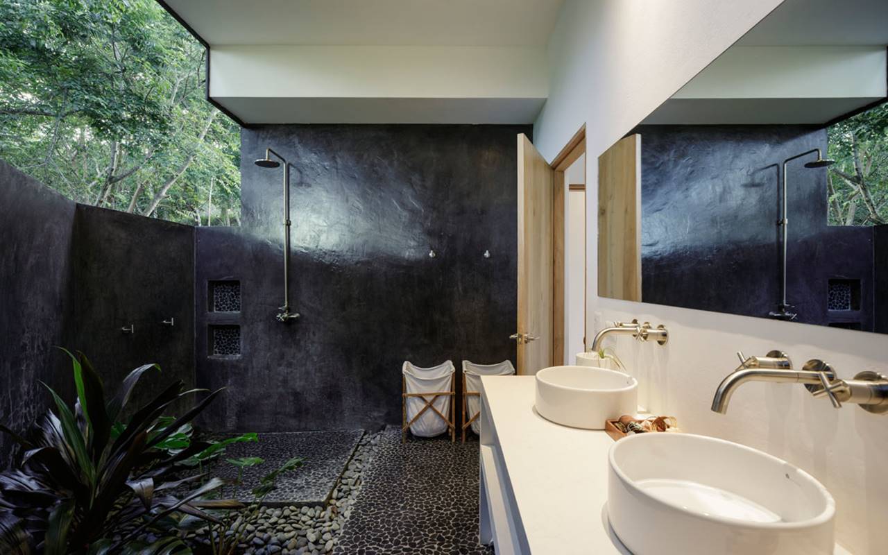 BLACK HOUSE 015
