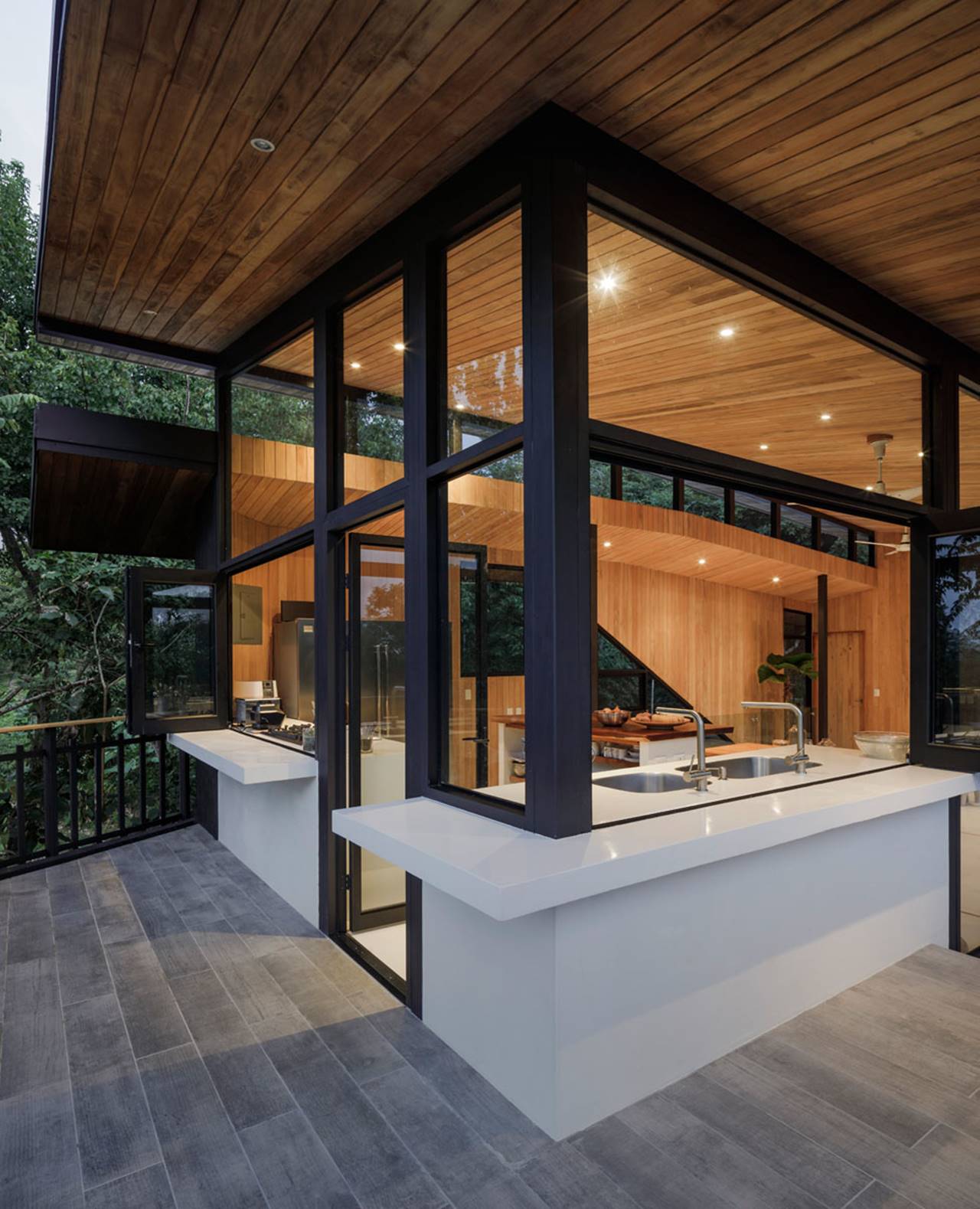 BLACK HOUSE 020