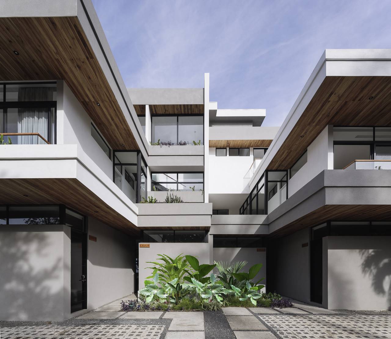 DOS CASAS BEACHFRONT CONDOMINIUM 002