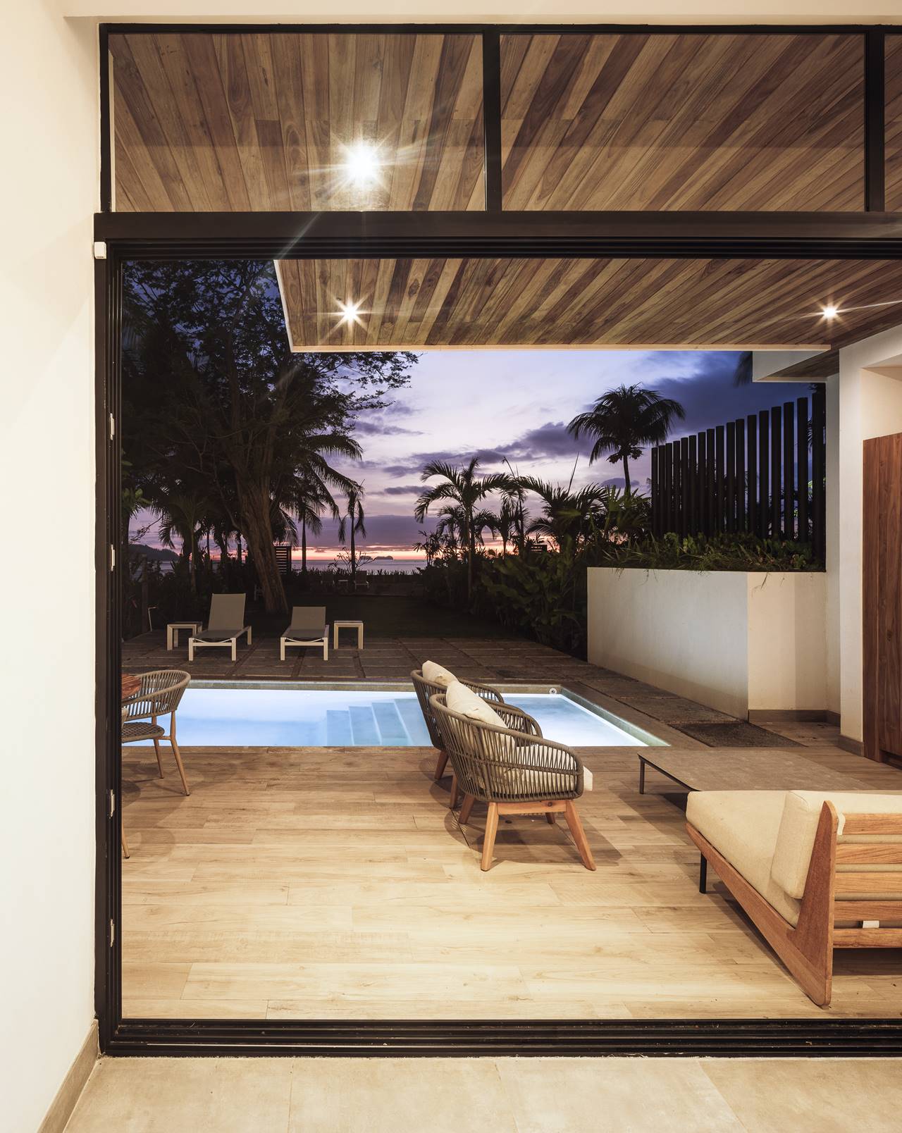 DOS CASAS BEACHFRONT CONDOMINIUM 010